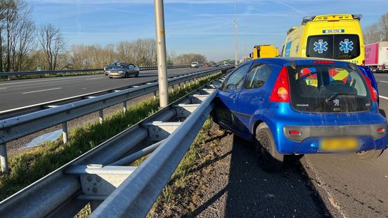 Botsing met gewonde veroorzaakt lange file op A1. Botsing met gewonde veroorzaakt lange file op A1.