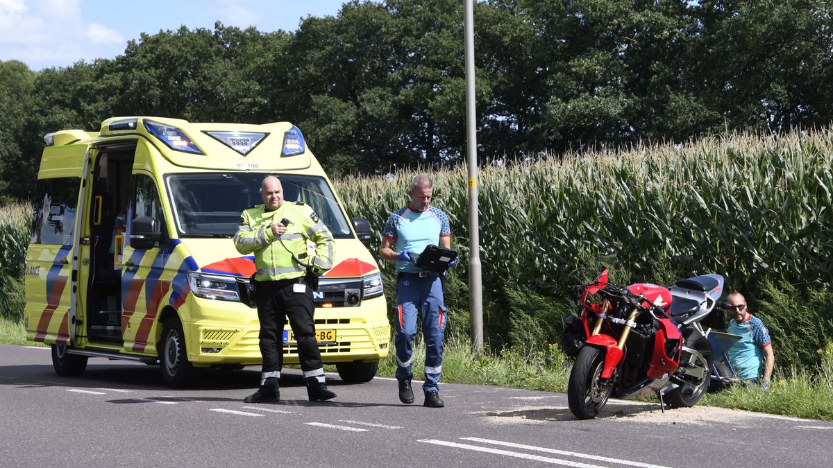 Motorrijder botst op aanhangwagen bij Donderen