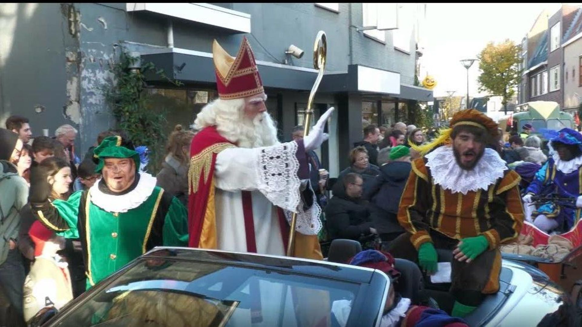 Aalten is blij dat Sinterklaas er weer is. De mensen hadden flink uitgepakt om hem te verwelkomen.