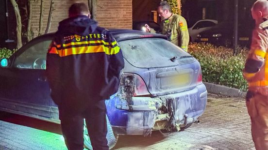 Auto in brand gestoken, bewoners doven vuur