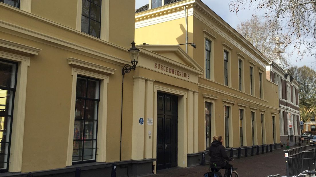 De voorgevel van het Burgerweeshuis in de Deventer binnenstad