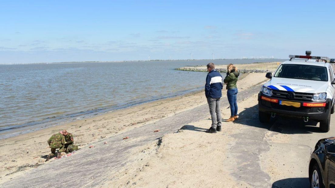 Specialisten van de EOD inspecteren een oude granaat die door wandelaars werd ontdekt.