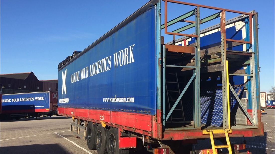 Op de eerste vorstdag van deze winter storen automobilisten zich aan brokken ijs die van vrachtwagens vallen. Een transportbedrijf in ´s Heerenberg bedacht daar een paar jaar geleden een oplossing voor.