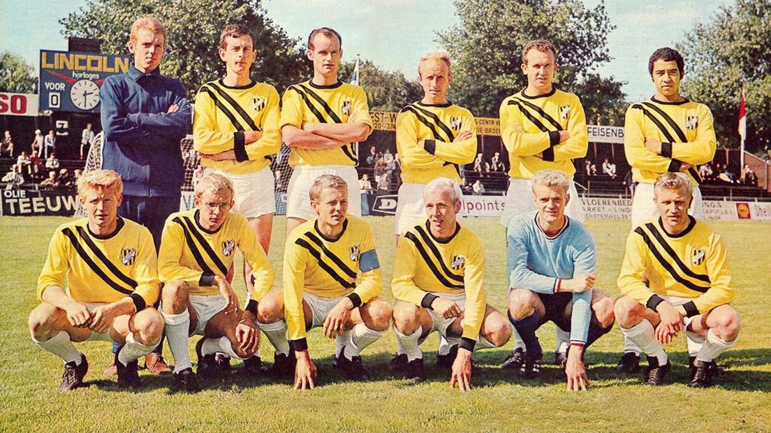 Henk Nienhuis (gehurkt derde van links) in het team onder leiding van Leo Beenhakker