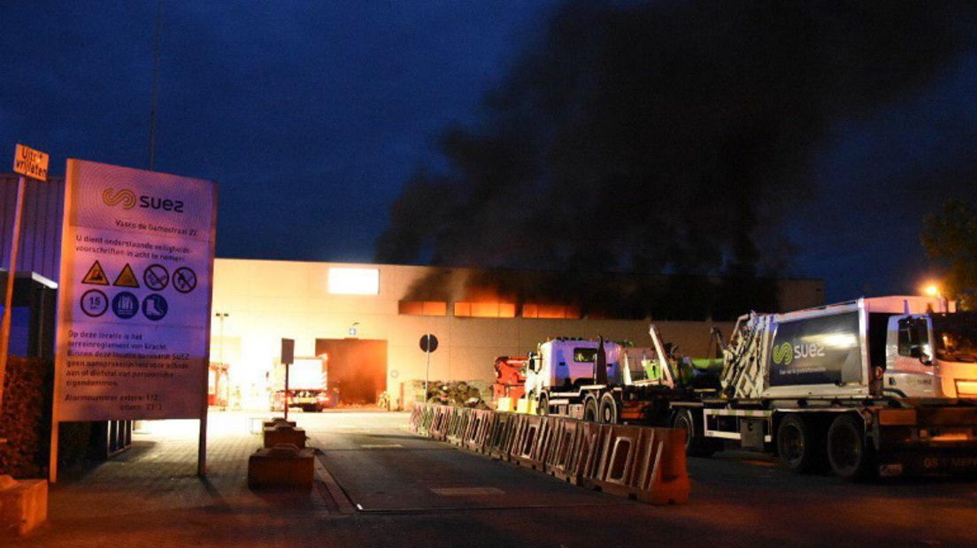 Brand bij Suez in Emmen (Rechten: De Vries Media)