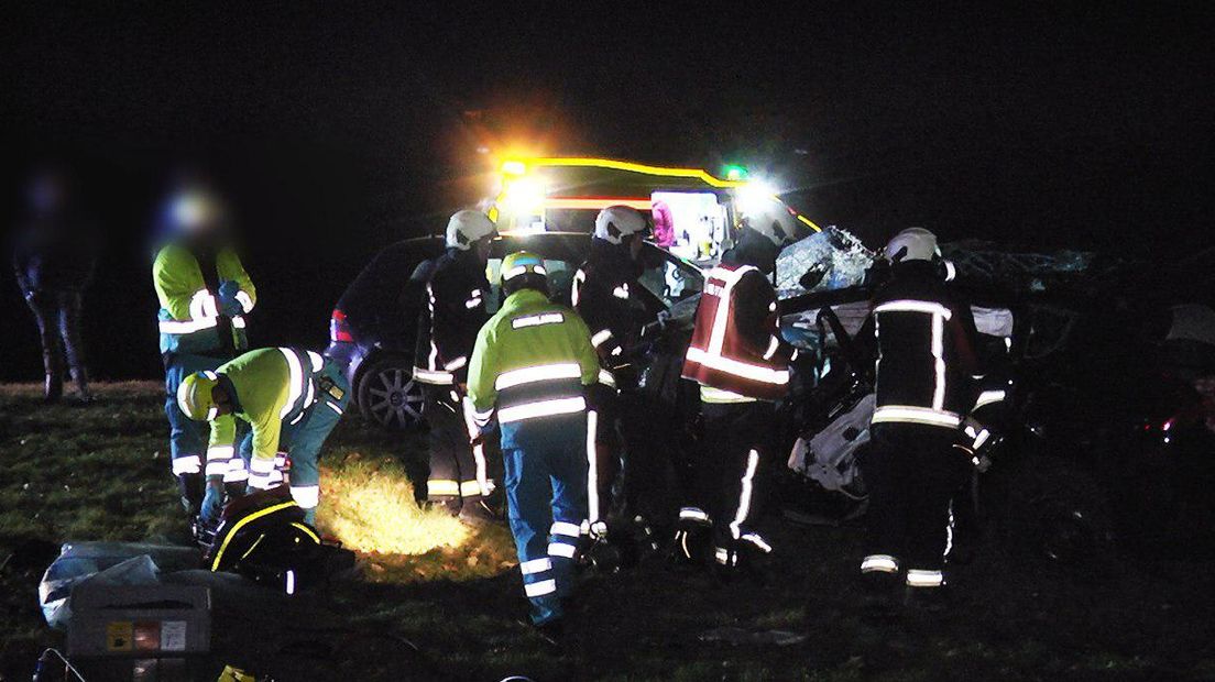 Hulpdiensten helpen de slachtoffers uit de auto (Rechten: RTV Drenthe/Persbureau Meter)