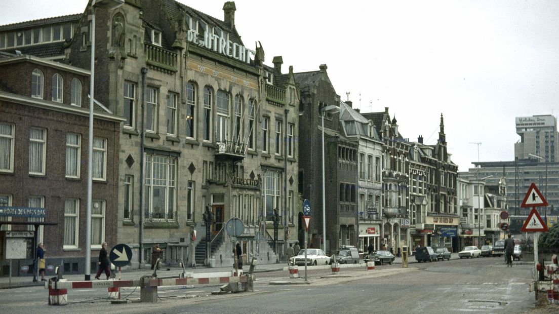 Zo zag het gebouw 'De Utrecht' eruit. Naast het naambord zie je de twee beelden