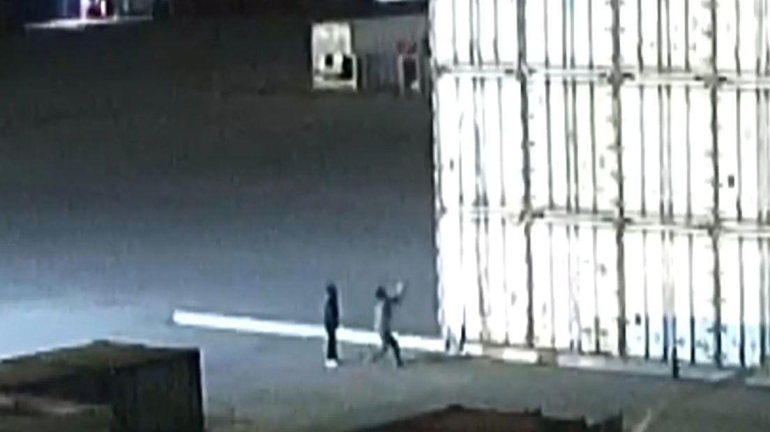 Met een touw probeerden ze een container tevergeefs te openen