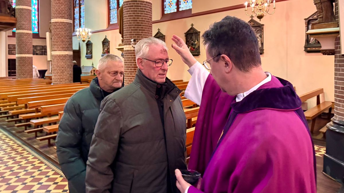 Slechts handjevol gelovigen bij aswoensdagviering in Vasse