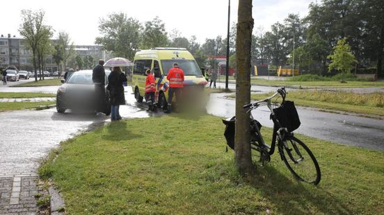 Fietser met spoed naar ziekenhuis na aanrijding met auto