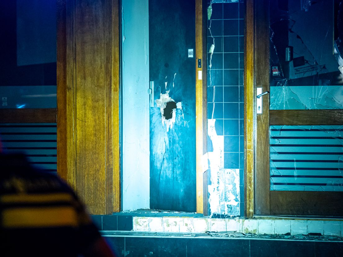 Bij de explosie aan de Pretorialaan werd een gat in de deur geslagen
