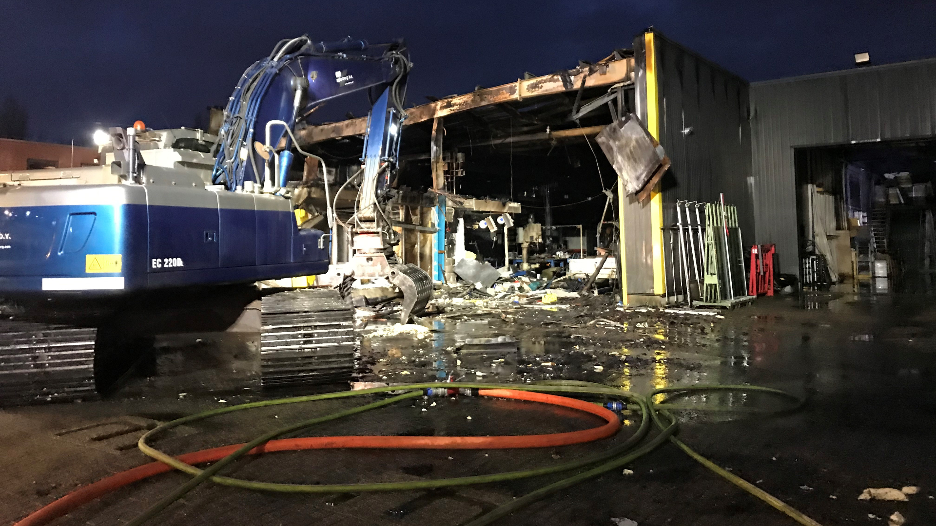 Verwoestende brand metaalbedrijf maakt indruk: 'Pand staat op instorten'