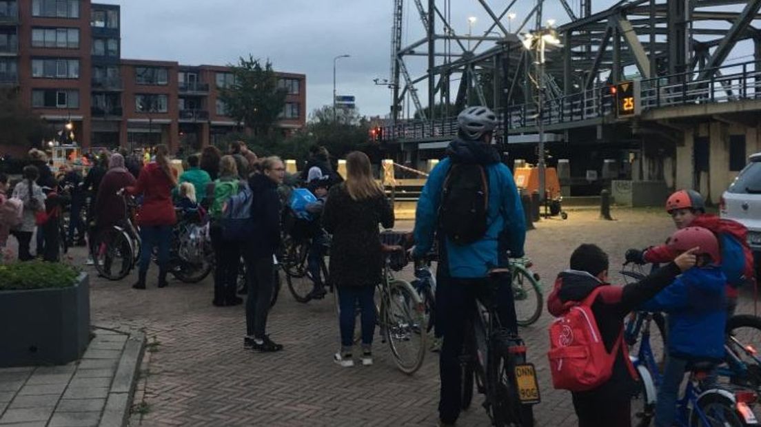 Wachtende kinderen voor het pontje bij Boskoop.