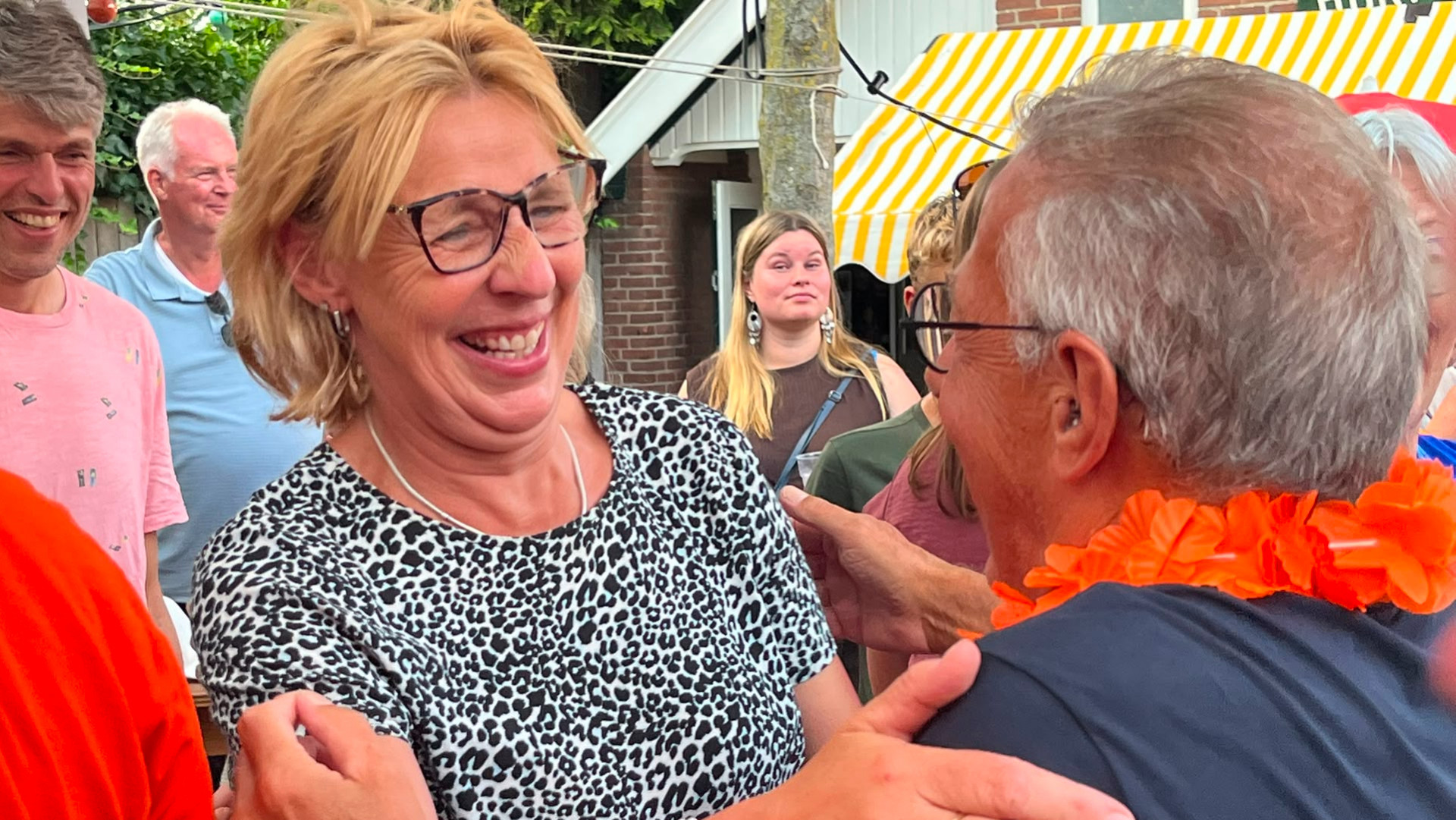 Mensen van alle leeftijden doen mee aan Levend Stoelendans, midden in de Dorpsstraat