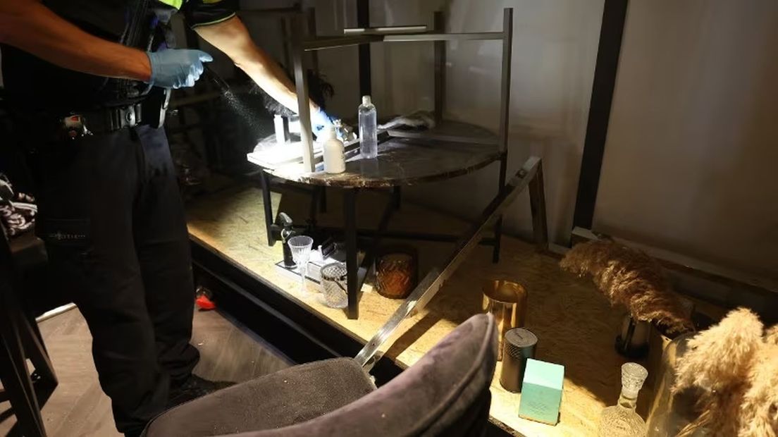 Op een van de locaties is een aanzienlijke hoeveelheid drugs is aangetroffen
