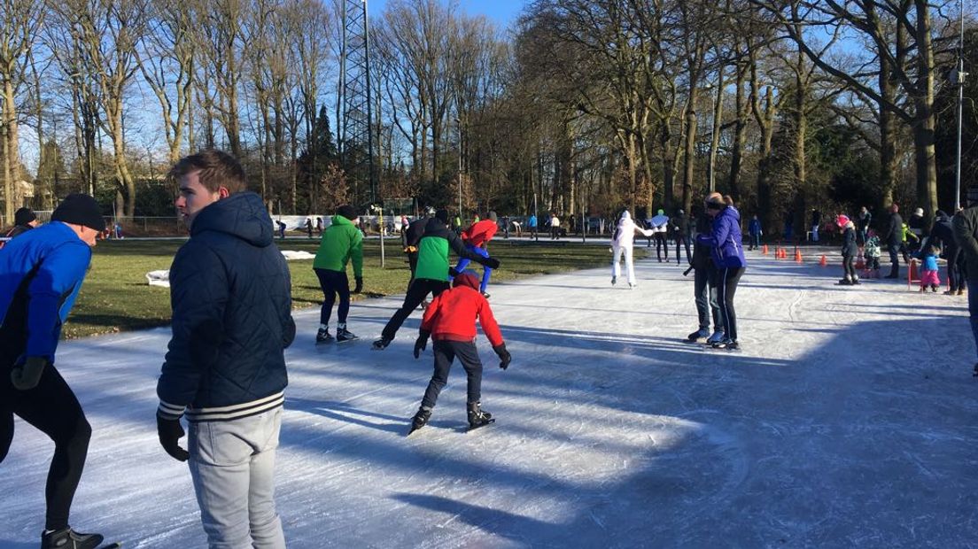 Oosterbeek had de primeur: daar ging vanochtend de eerste ijsbaan in Gelderland open. Om 9.00 uur stonden de eerste schaatsers al klaar bij de baan aan de Talsmalaan.