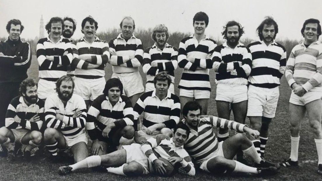 Het eerste jaar van de rugbyclub met helemaal rechts Piet Hardenberg