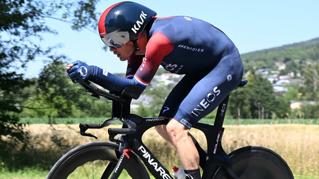 Dylan van Baarle in actie voor zijn huidige ploeg Ineos Grenadiers