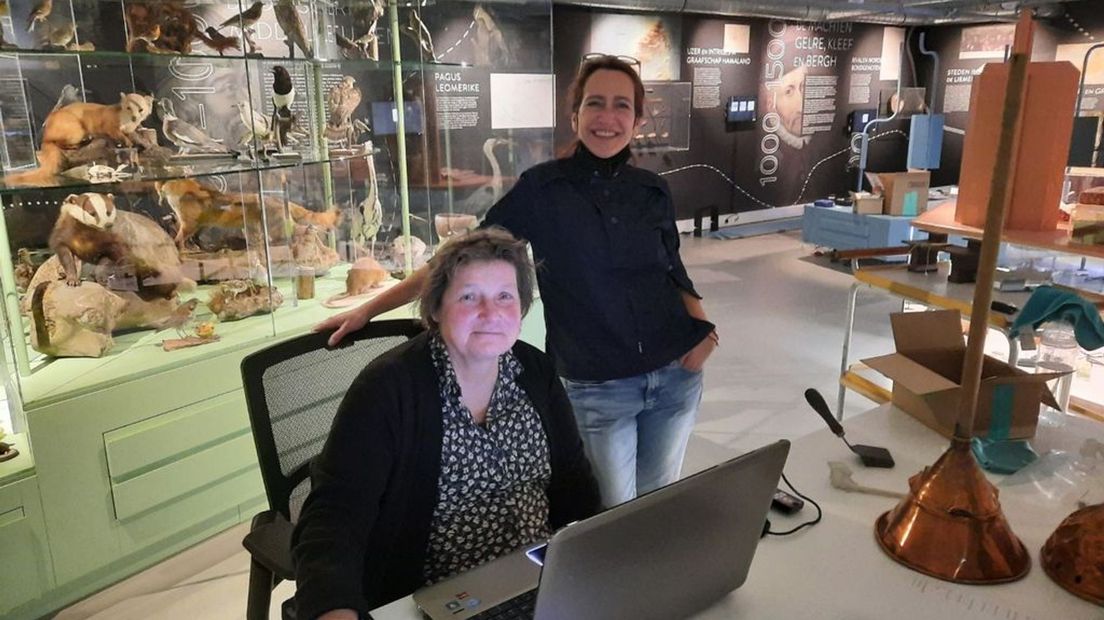 Ingrid Mens (l) en Karin Degen in het Liemers Museum