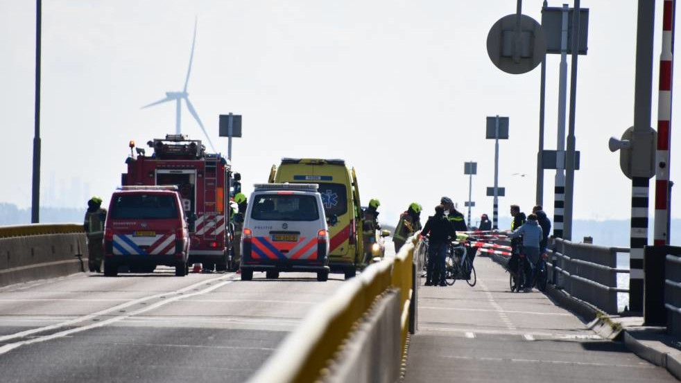 Fietser Raakt Ernstig Gewond Op Zeelandbrug Bij Botsing Met Andere ...