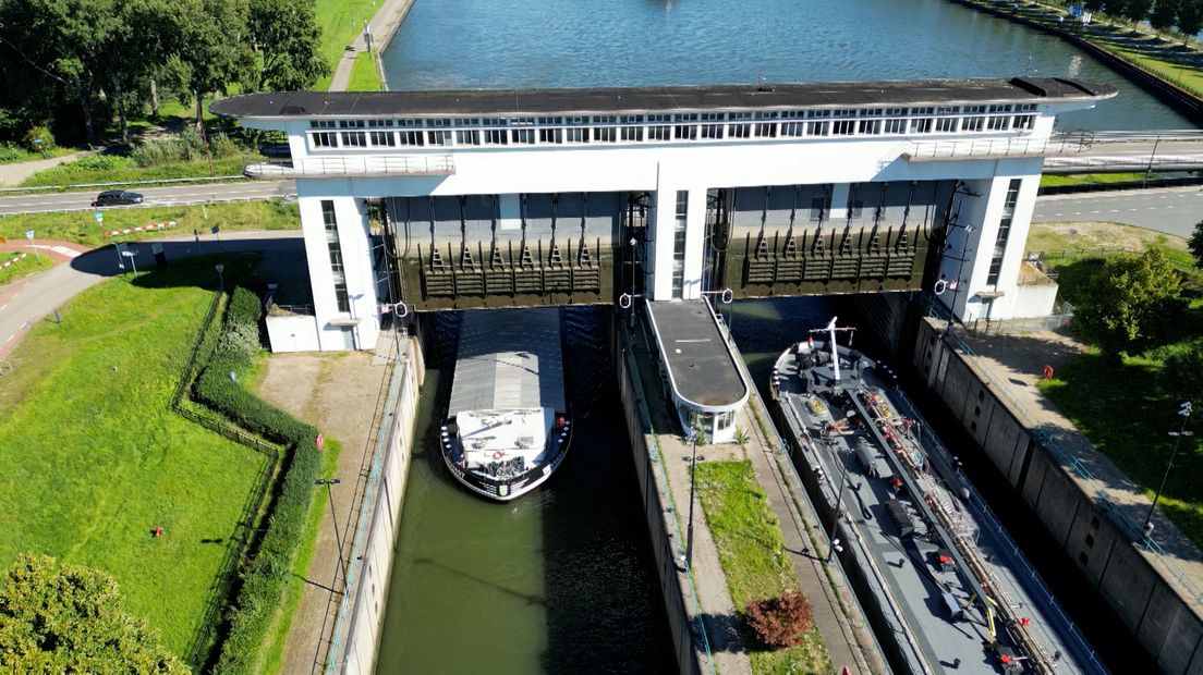 De Prinses Beatrixsluis in Vreeswijk vanuit de lucht