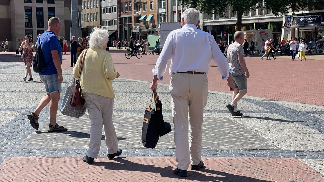 Meneer en mevrouw Strikwerda lopen nog één keer de Grote Markt op