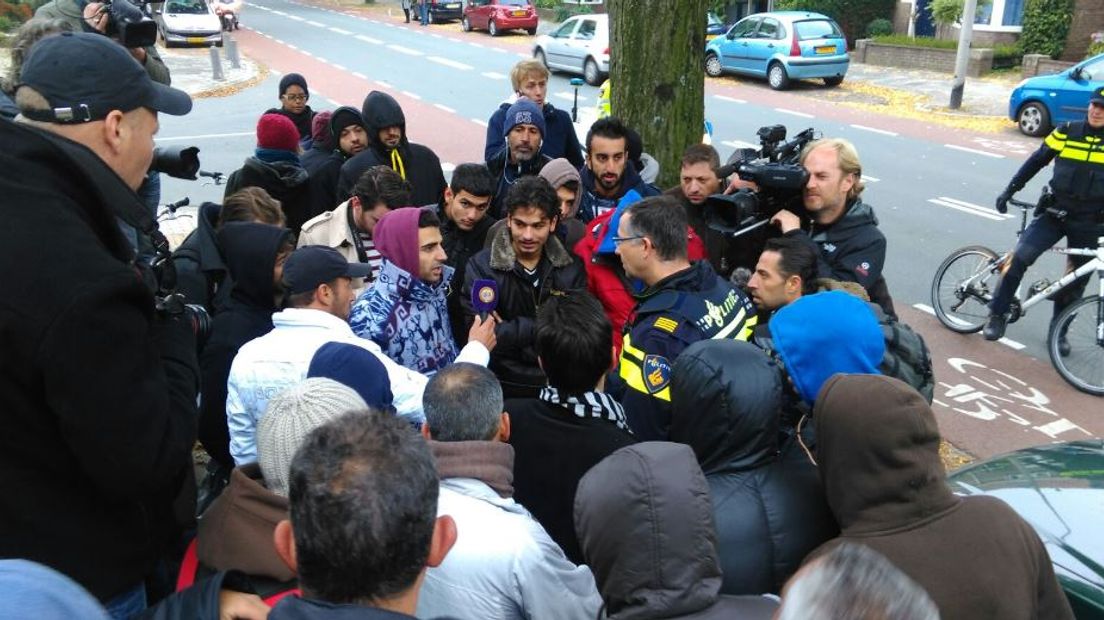 Vluchtelingen op Heumensoord bij Nijmegen zijn dinsdag in opstand gekomen tegen de slechte leefomstandigheden in het tentenkamp. Het gaat om ongeveer 80 personen, vooral mannen. Na een protestmars door de aangrenzende wijk Brakkenstein keerden ze terug naar Heumensoord.