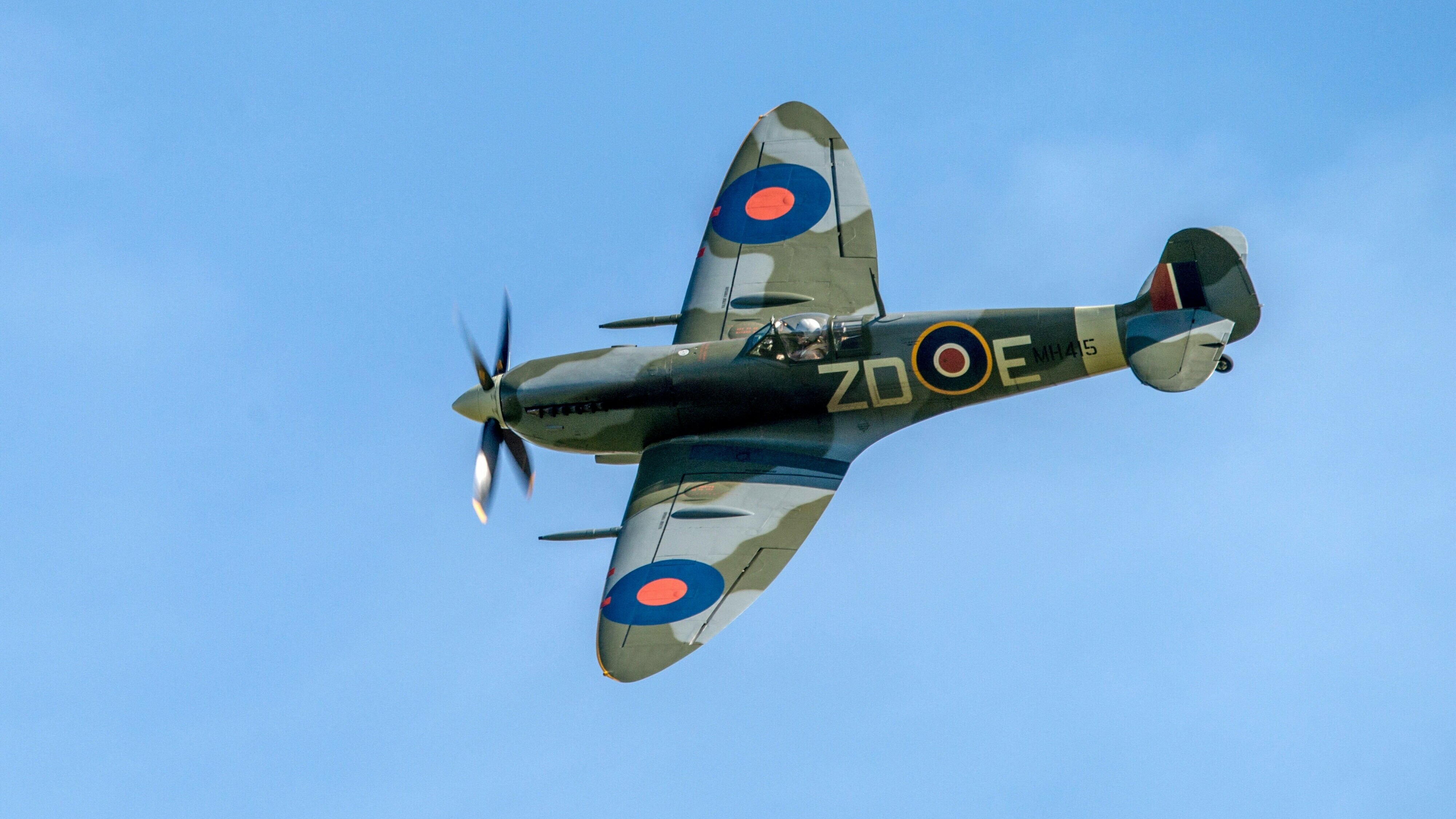 Nieuwe hangars op vliegveld Hoogeveen zijn al meteen vol: 'Super dat Spitfire uit Nieuw-Zeeland hier komt'