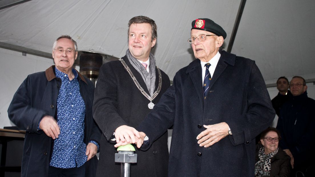 De onthulling van het monument (Rechten: gemeente Coevorden)