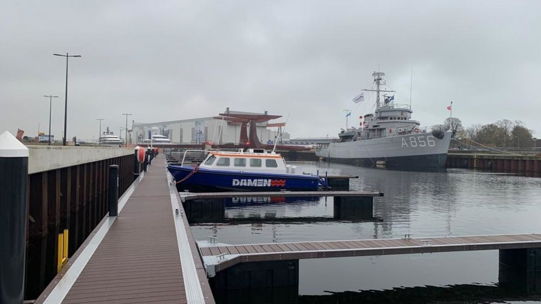 Het zelfvarende bootje aan dok in Vlissingen