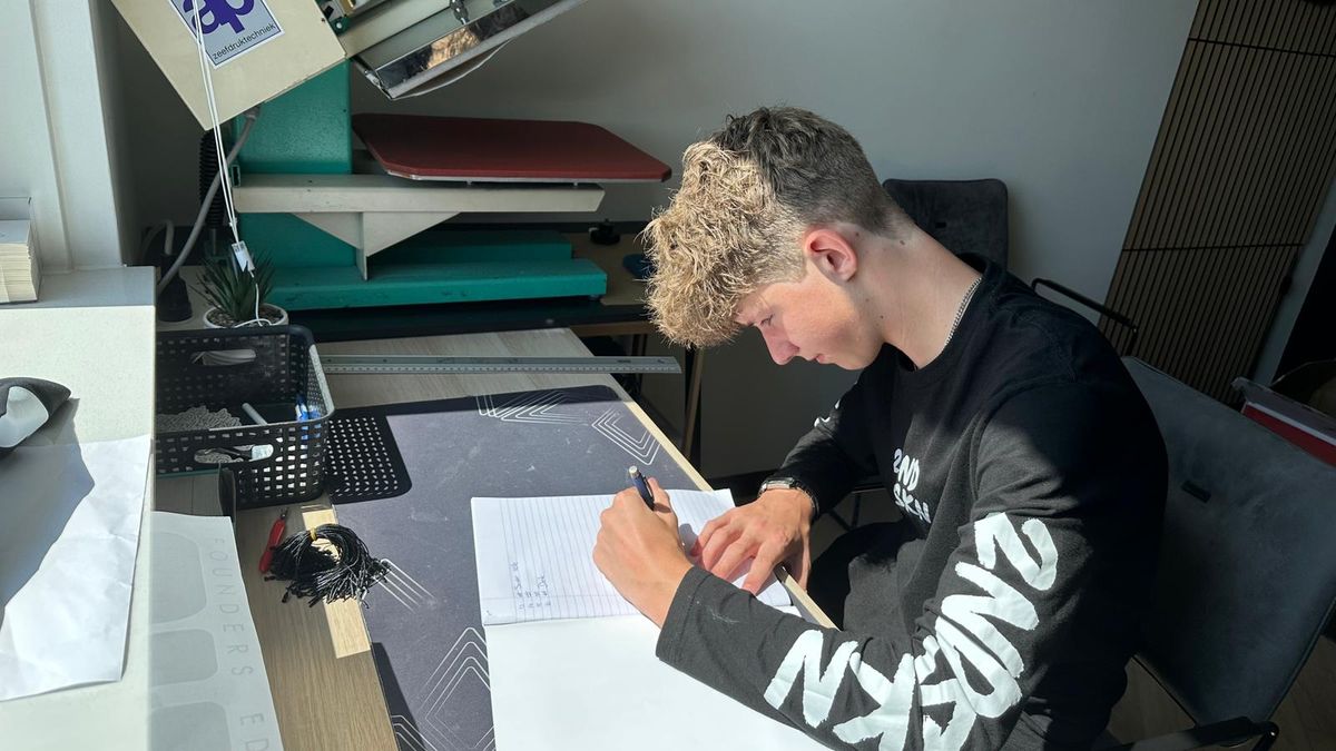14-jarige Middelburger begint eigen kledingmerk: 'Ik vind het gaaf als anderen mijn shirts dragen'
