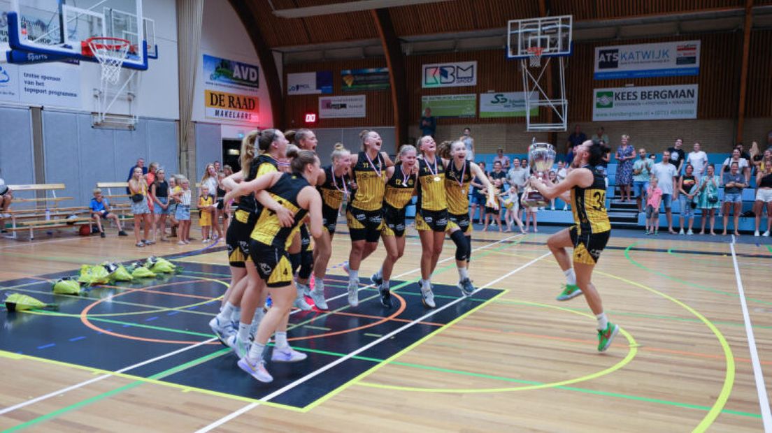 De damens van Sportiff Grasshoppers vieren feest na de gewonnen supercup