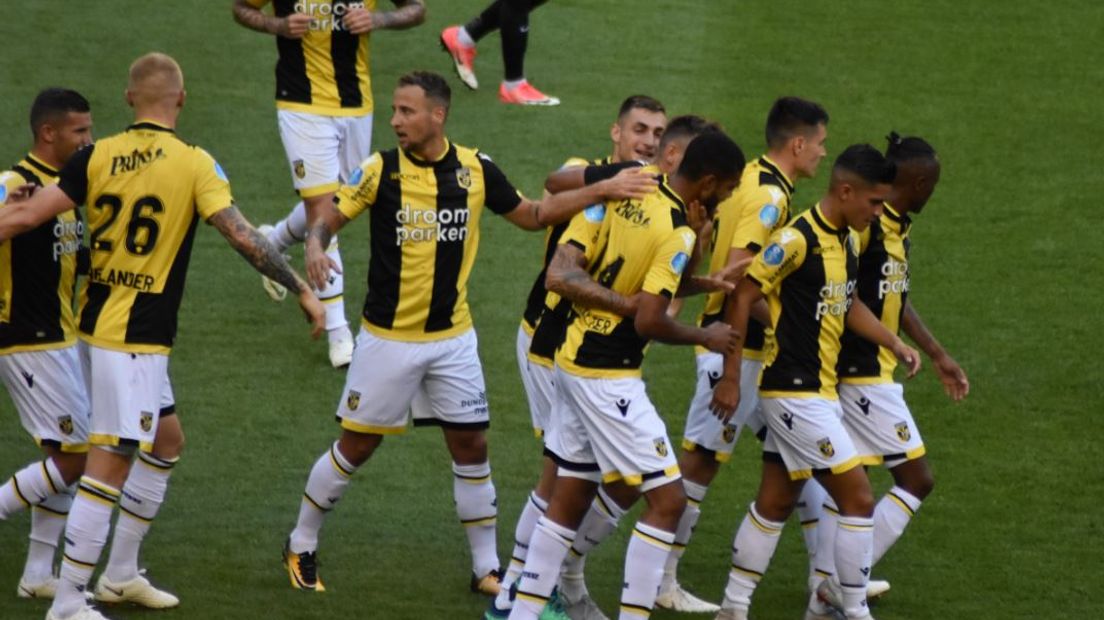 Vitesse heeft de derde voorronde van de Europa League bereikt. Een 3-1 winst op Viitorul was genoeg na een 2-2 gelijkspel vorige week in Roemenië. De doelpunten kwamen van de voeten van Matavz, Linssen en Beerens. Nu is FC Basel volgende week in Arnhem de tegenstander.