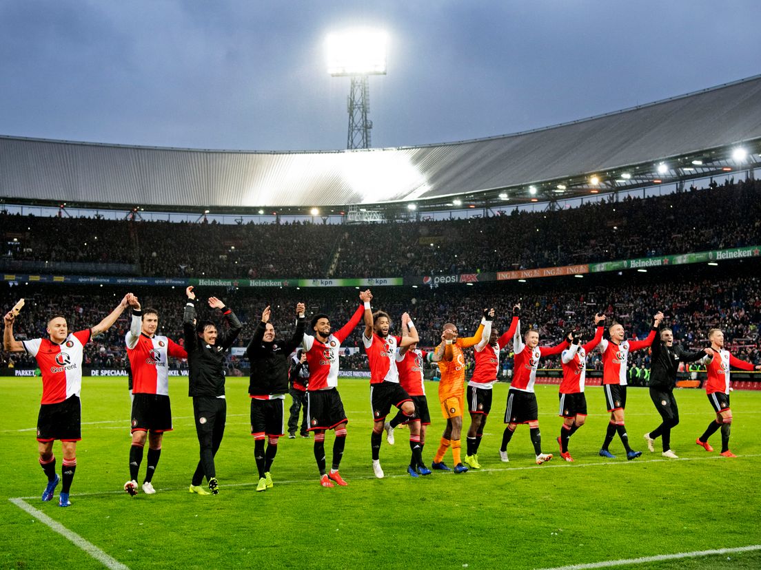 Feyenoordspelers in het shirt met sponsor Qurrent.