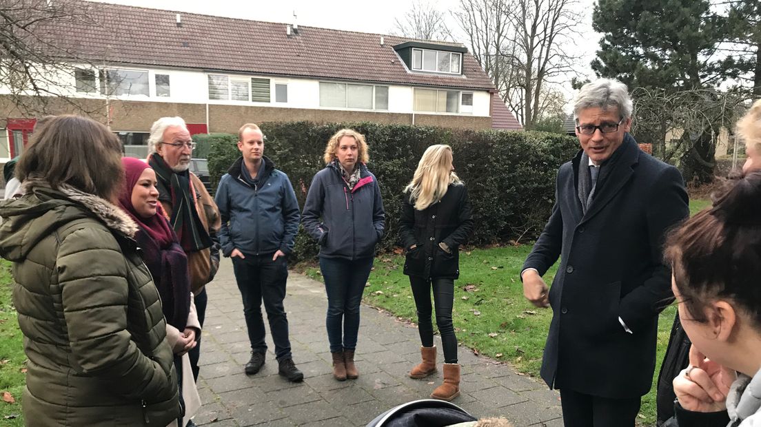 Burgemeester Bolsius in gesprek met bewoners