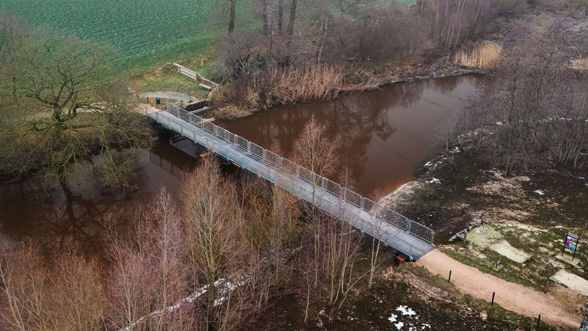 Noodbrug voor fietsers over de Regge bij Marle maakt plaats voor nieuwe brug
