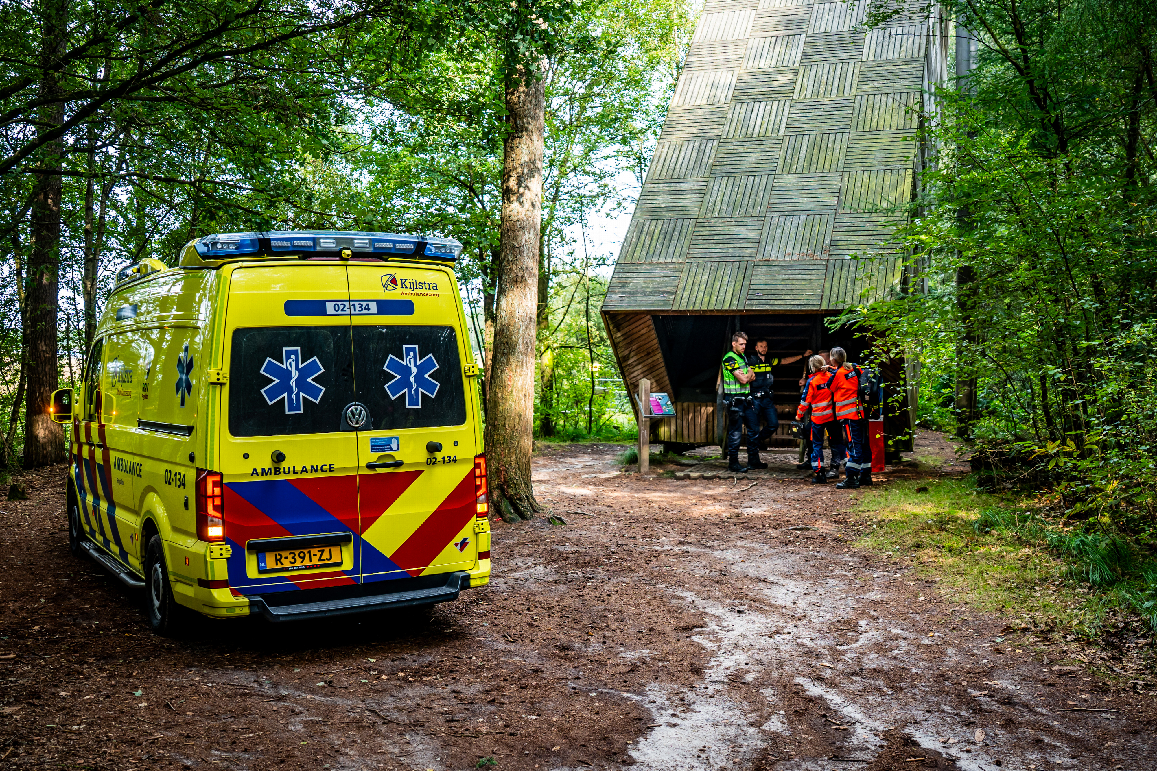 Hulpdiensten bij de uitkijktoren in het natuurgebied