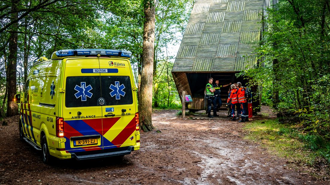 Hulpdiensten bij de uitkijktoren in het natuurgebied