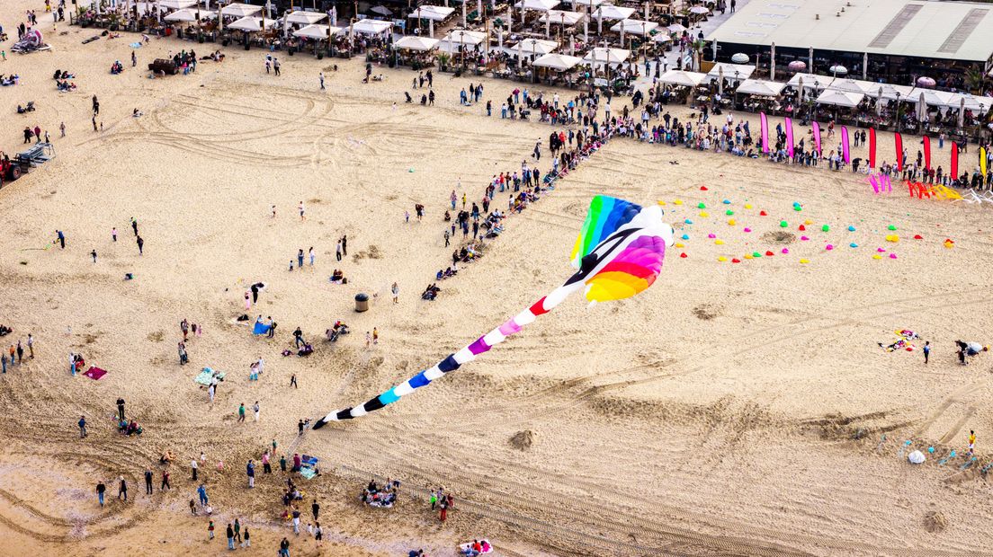 Ondanks het gebrek aan wind, is er zondag veel publiek naar het Vliegerfestival gekomen