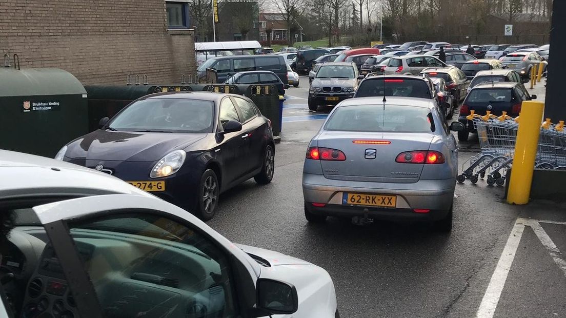 Opstopping op de parkeerplaats van de nieuwe Jumbo in Heinkenszand
