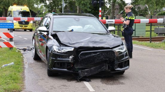 Auto belandt op spoor na botsing