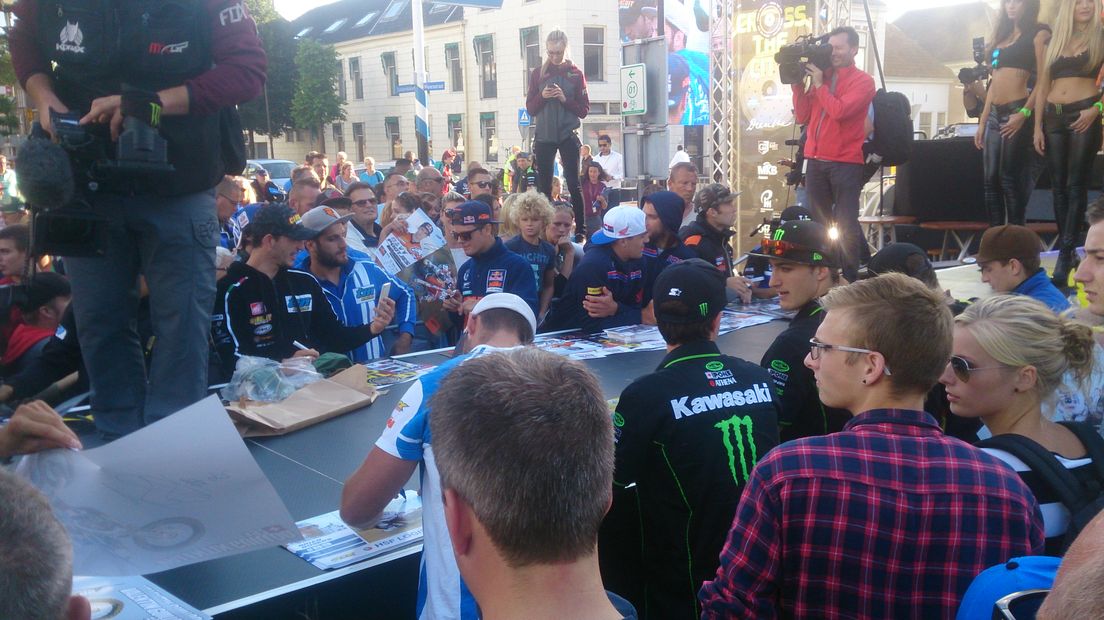 Drukte rond de coureurs om een handtekening te bemachtigen (Rechten: Jörn Reuvers / RTV Drenthe)