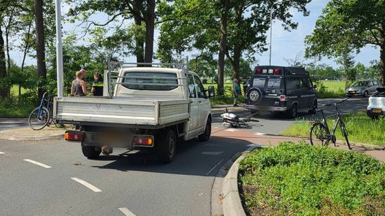 Fietser ziet kabel tussen twee wagens niet en raakt gewond