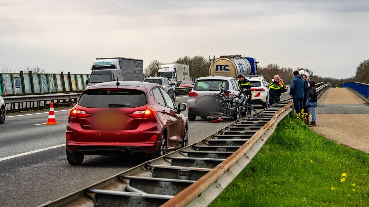 Kop-staartbotsing op A50, ambulance ter plaatse