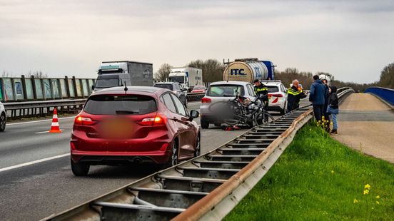 Kop-staartbotsing op A50, ambulance ter plaatse