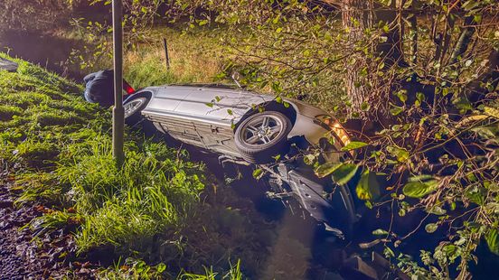 Auto belandt in sloot | Fiets breekt door aanrijding in tweeën. Auto belandt in sloot | Fiets breekt door aanrijding in tweeën.