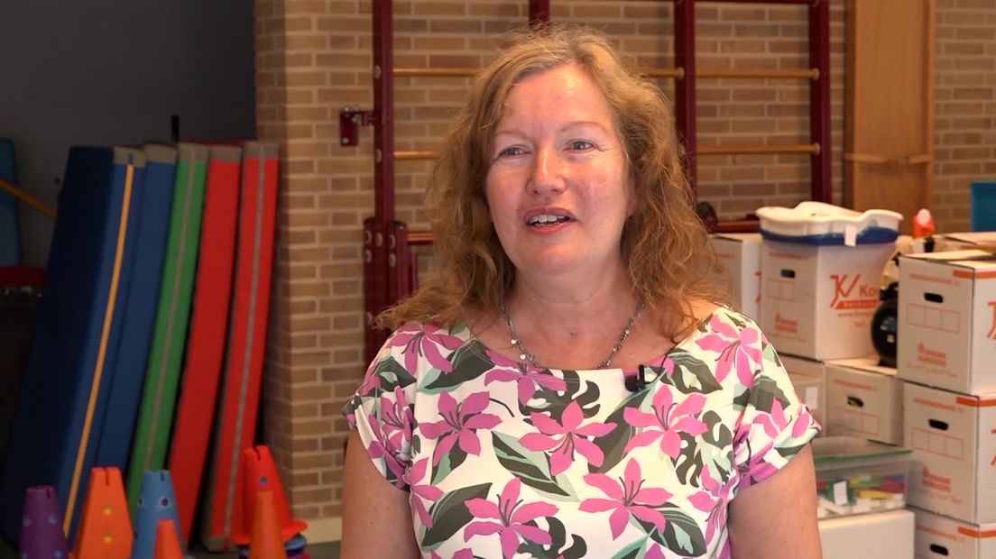 Leerlingen verhuizen hun spullen naar nieuw schoolgebouw
