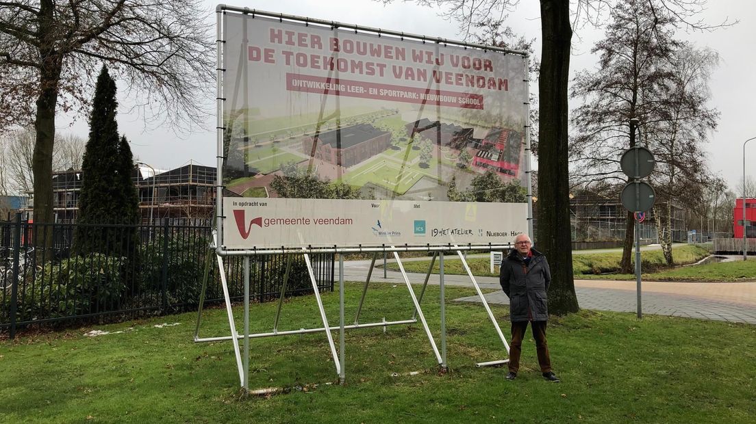 Hans Meijer op de plek waar nu waarschijnlijk de breng- en haalstrook komt