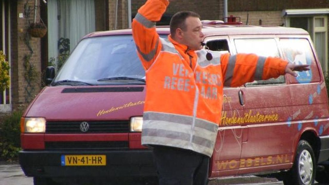 Bij de langdurige verkeersopstoppingen dinsdag in en rond Arnhem moesten verkeersregelaars het flink ontgelden. Ze werden uitgescholden, automobilisten probeerden door afzettingen heen te rijden en een verkeersregelaar werd tegen zijn benen gereden. Dat zegt woordvoerder Daan Witjes van sleepbedrijf Van Amerongen in Arnhem, dat ook verkeersregelaars inzet.