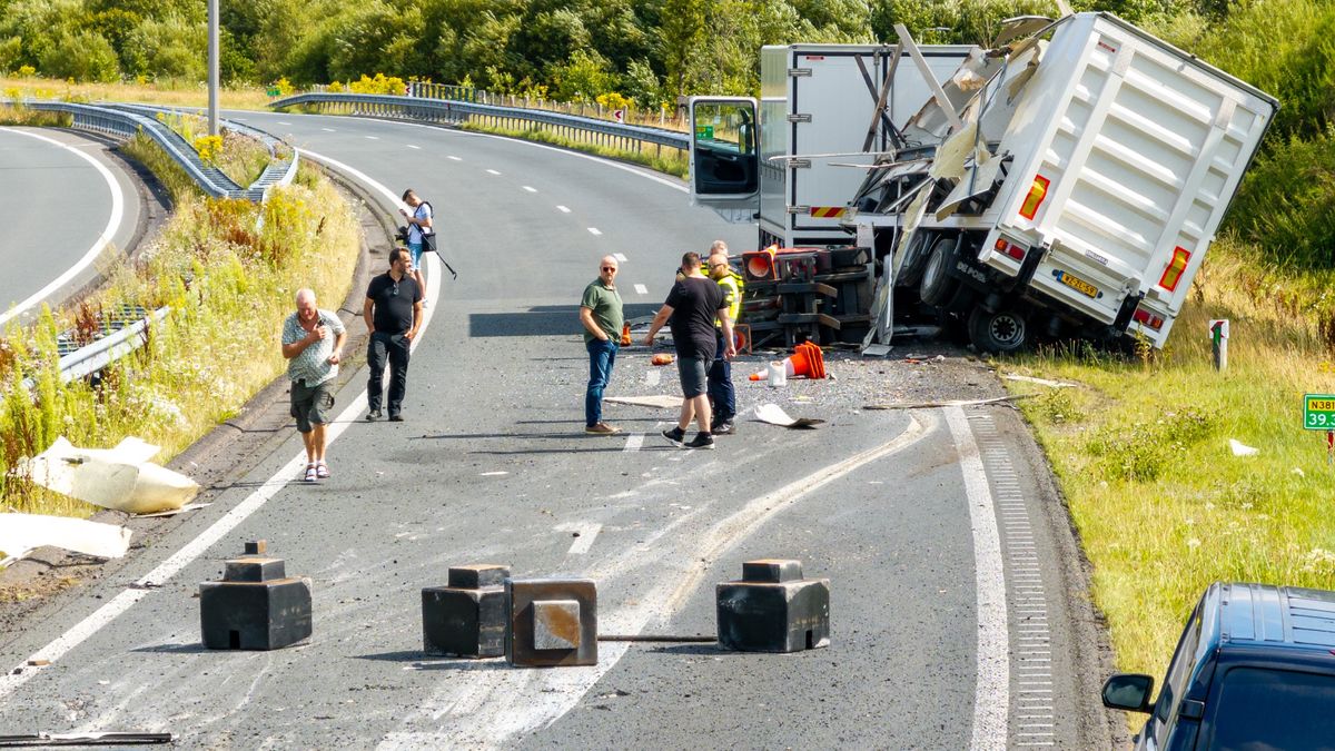 N381 richting Drenthe enige tijd afgesloten vanwege gekantelde trailer
